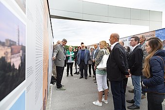 Expertinnen und Experten erklären den Besucherinnen und Besuchern die neuen Inhalte © Stadt Krems/Barbara Elser
