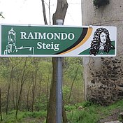 Der Raimondosteig ist 1,5 Kilometer lang und führt rund um die Burgruine Hohenegg.
